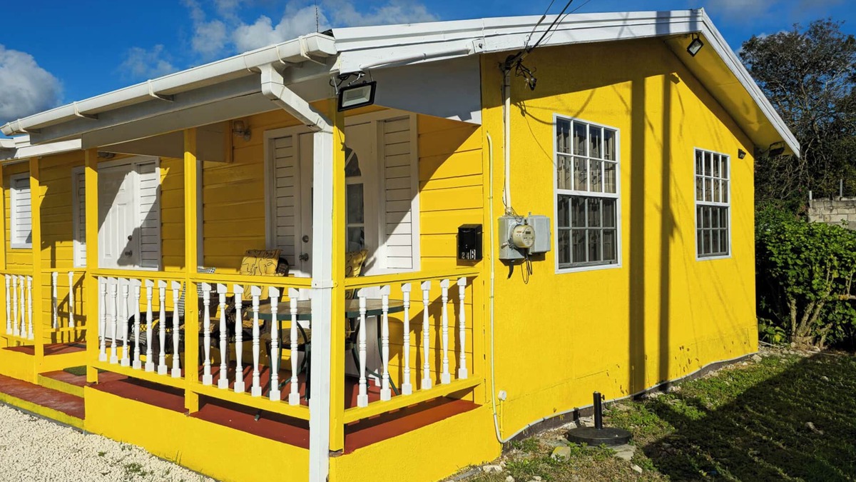 Graeme Hall Park Cottage | Charming 2-bedroom Sunshine Cottage on south coast with WiFi, AC