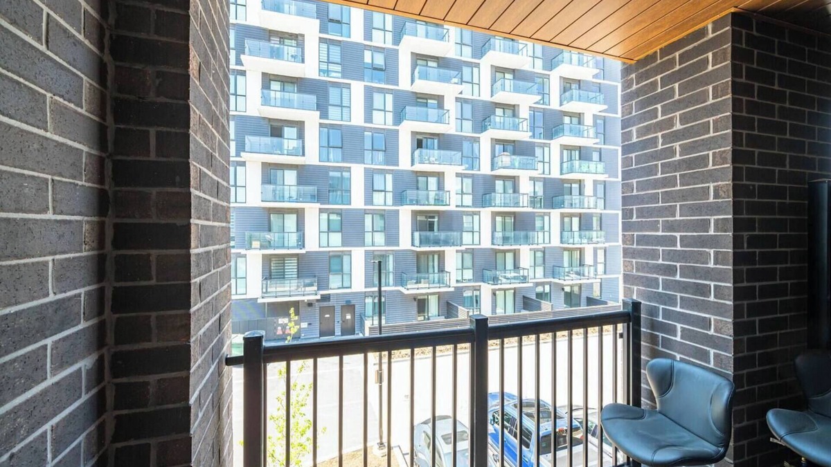 Oakville House | Charming 2-bedroom townhome with Rooftop view