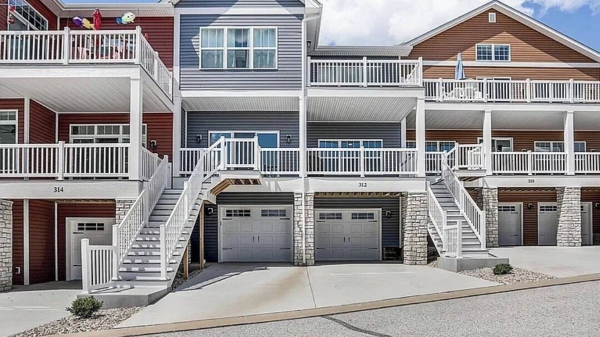 Grafton House | Charming 2-bedroom townhome with a cozy fireplace in the heart of Grafton