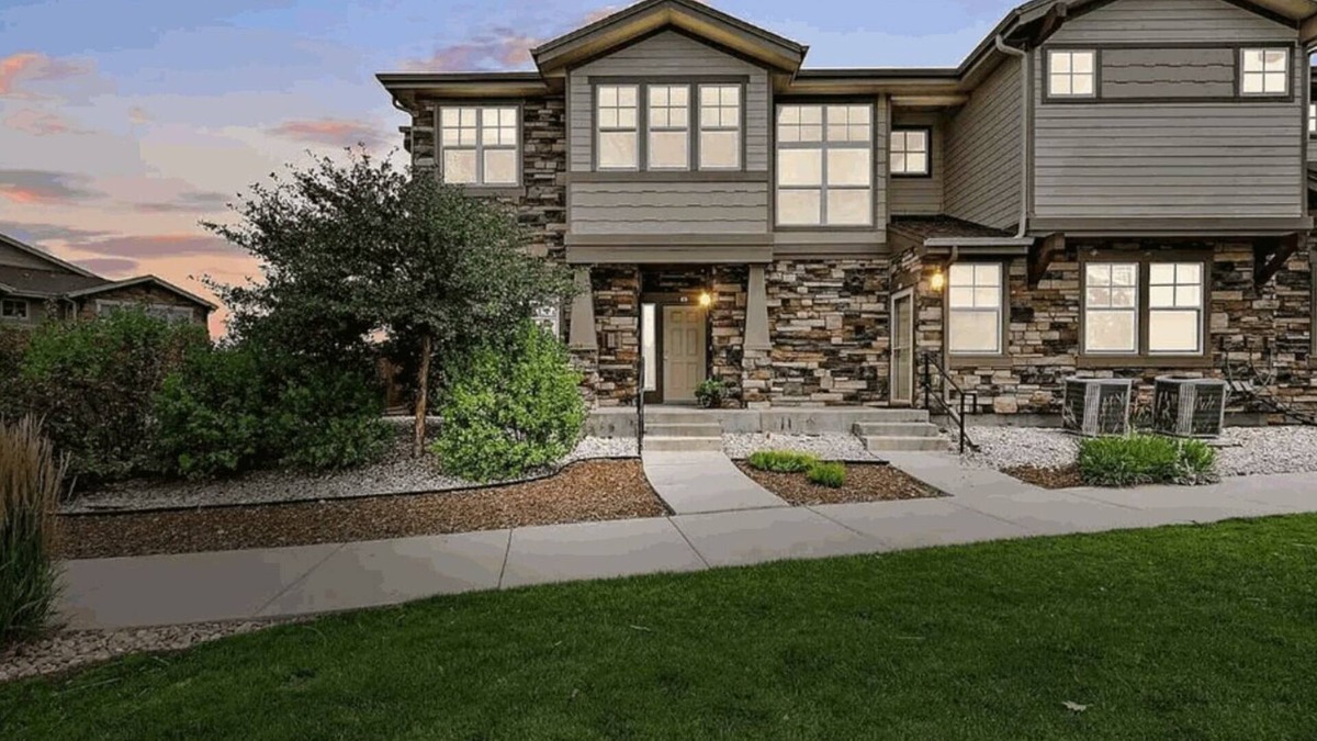 Aurora House | Charming 2-bedroom townhome with AC, WiFi