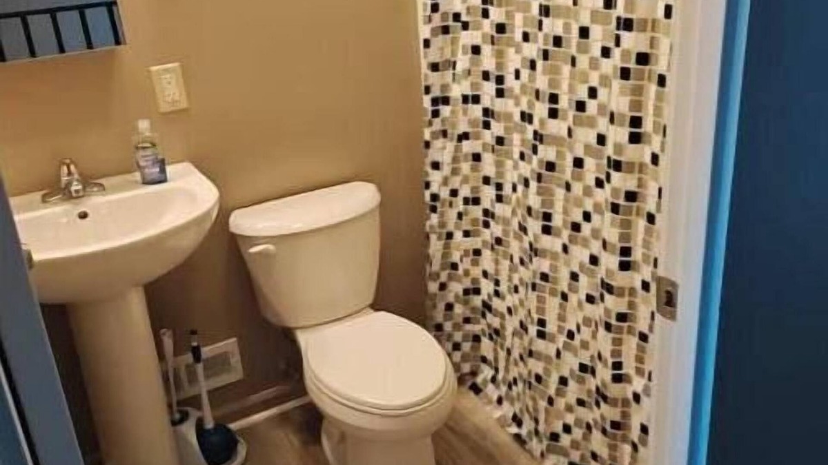 Normal House | Charming 2-bedroom townhome in Normal with WiFi and AC