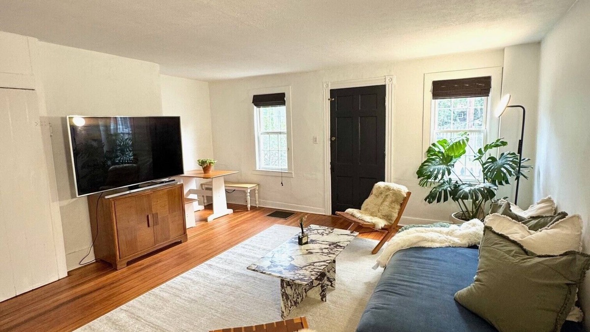 Little York Apartment | Charming 2-bedroom Twin private house in serene Milford
