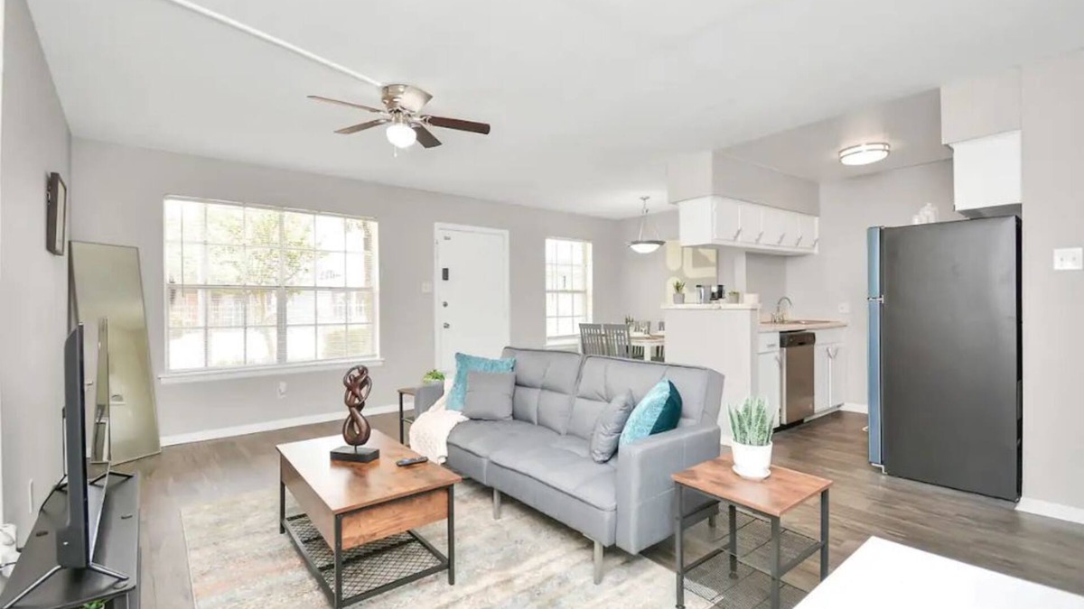 Webster Apartment | Charming 2-Bedroom unit with a Pool, Work Desk & Free Wi-Fi
