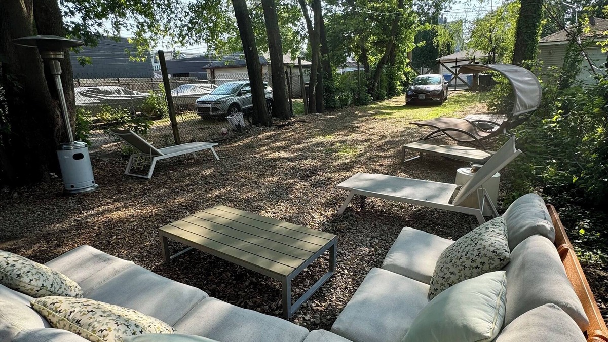 Logan Square House | Charming 2-bedroom urban oasis in fabulous Chicago!