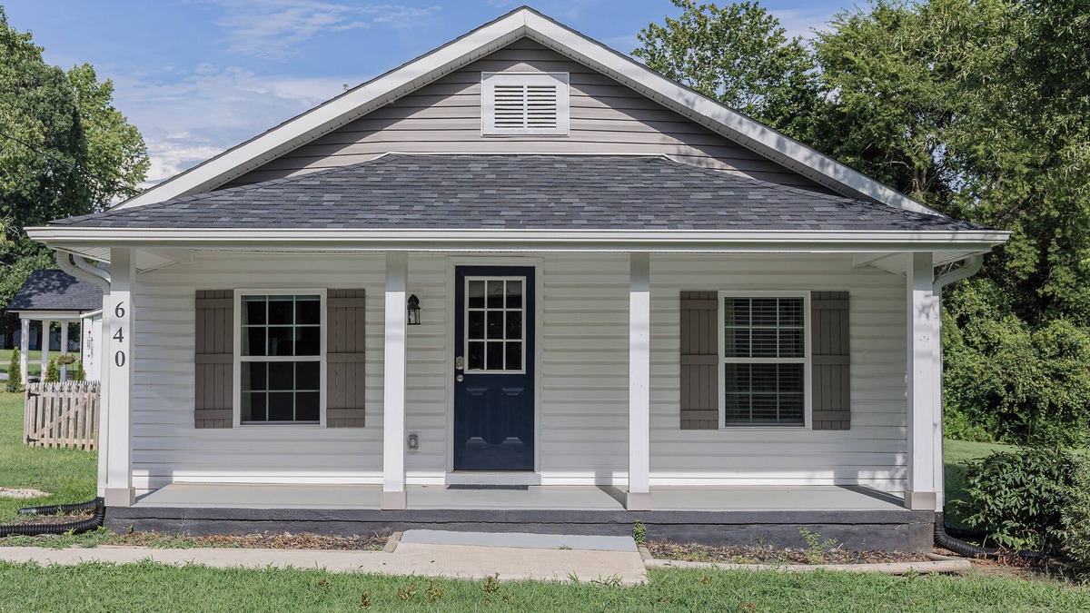 China Grove House | Charming 2-bedroom house with AC and WiFi in enjoyable China Grove
