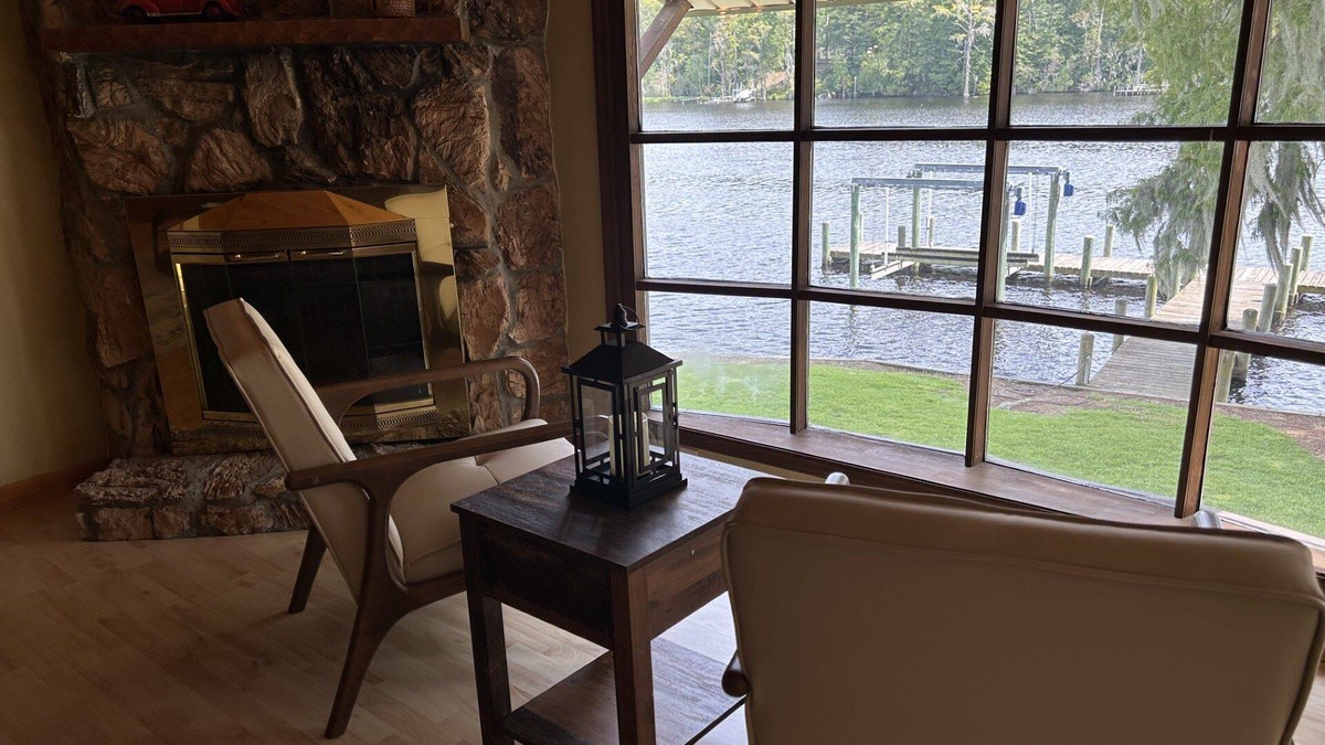 Chocowinity House | Charming 2-bedroom Waterfront House with private boat slip on Blount's Creek
