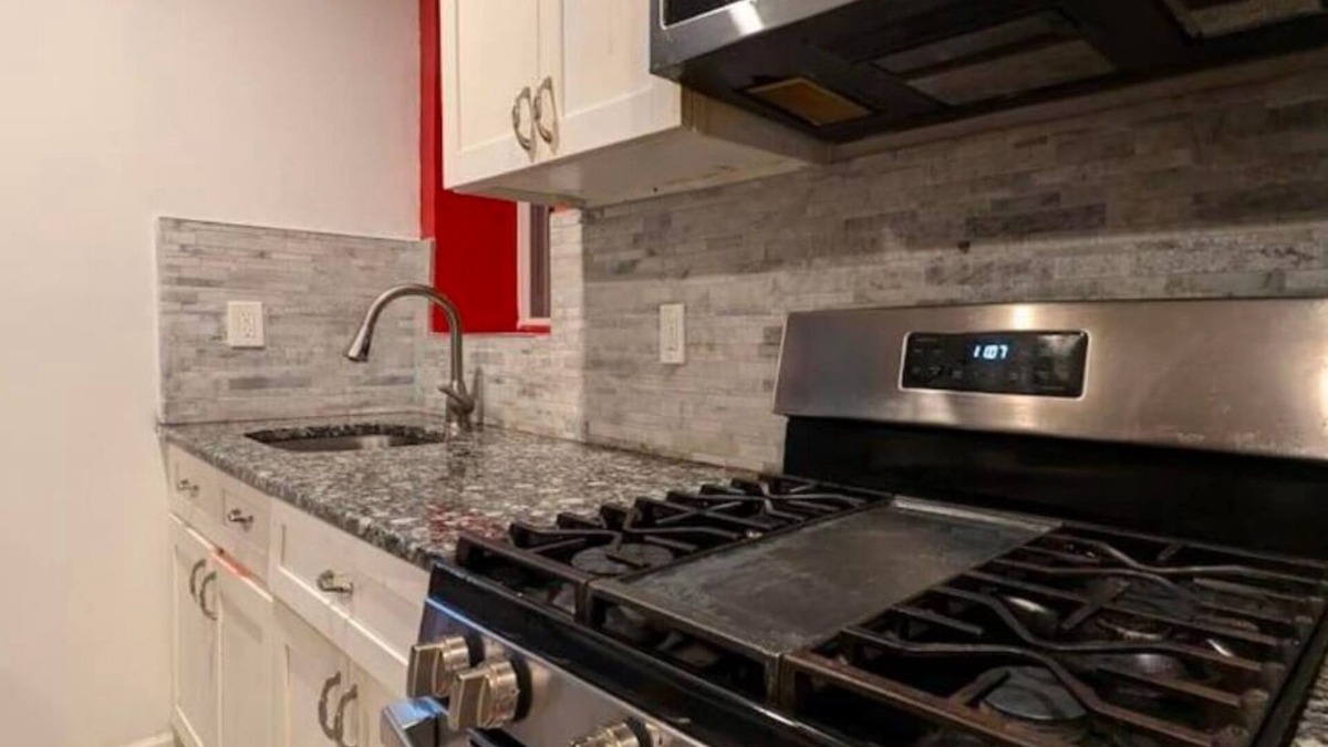 East Orange House | Charming 2-bedroom Apartment in East Orange with WiFi and AC