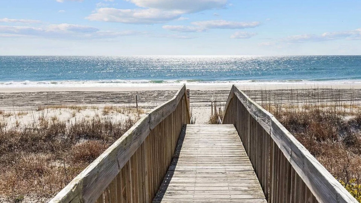 Emerald Isle Apartment | Charming 2-bedroom Oceanside apartment in the heart of Emerald Isle