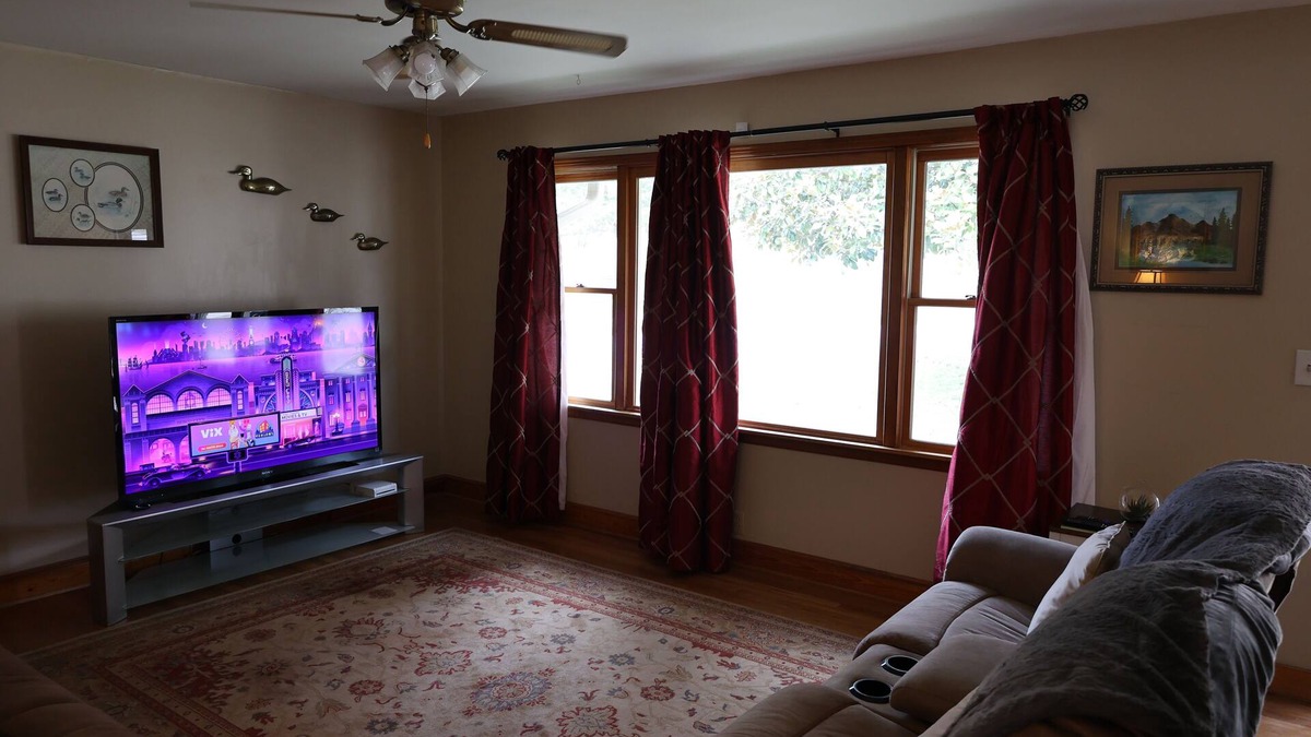 Guntersville House | Charming 2-bedroom house in superb Guntersville with AC, WiFi, carport & deck.