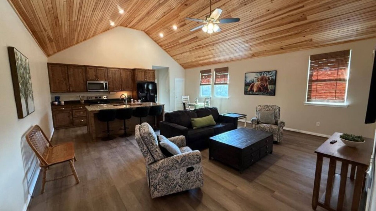 Honey Grove Apartment | Charming 2-bedroom apt in lovely Honey Grove TX. Minutes from Boi D'Arc Lake!