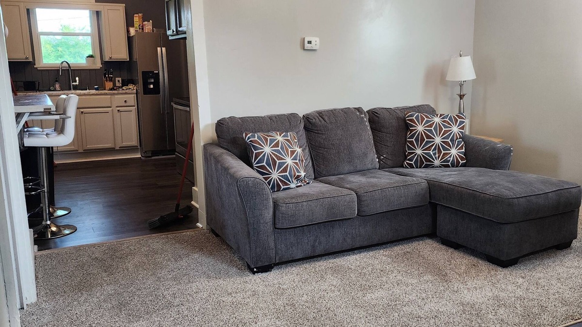 Near Eastside House | Charming 2-bedroom house with AC, WiFi close to Downtown Indianapolis