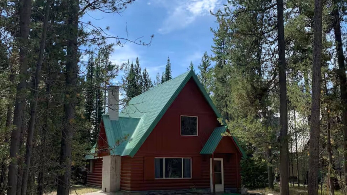 Island Park Cabin | Charming 2-bedroom cabin in enchanting Island Park with WiFi