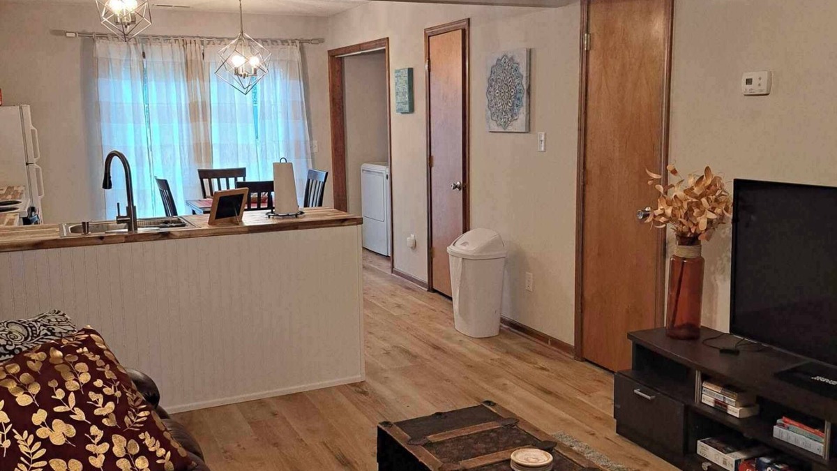 Jacksonville House | Charming 2-bedroom townhome near base and beaches. Shopping and restaurants