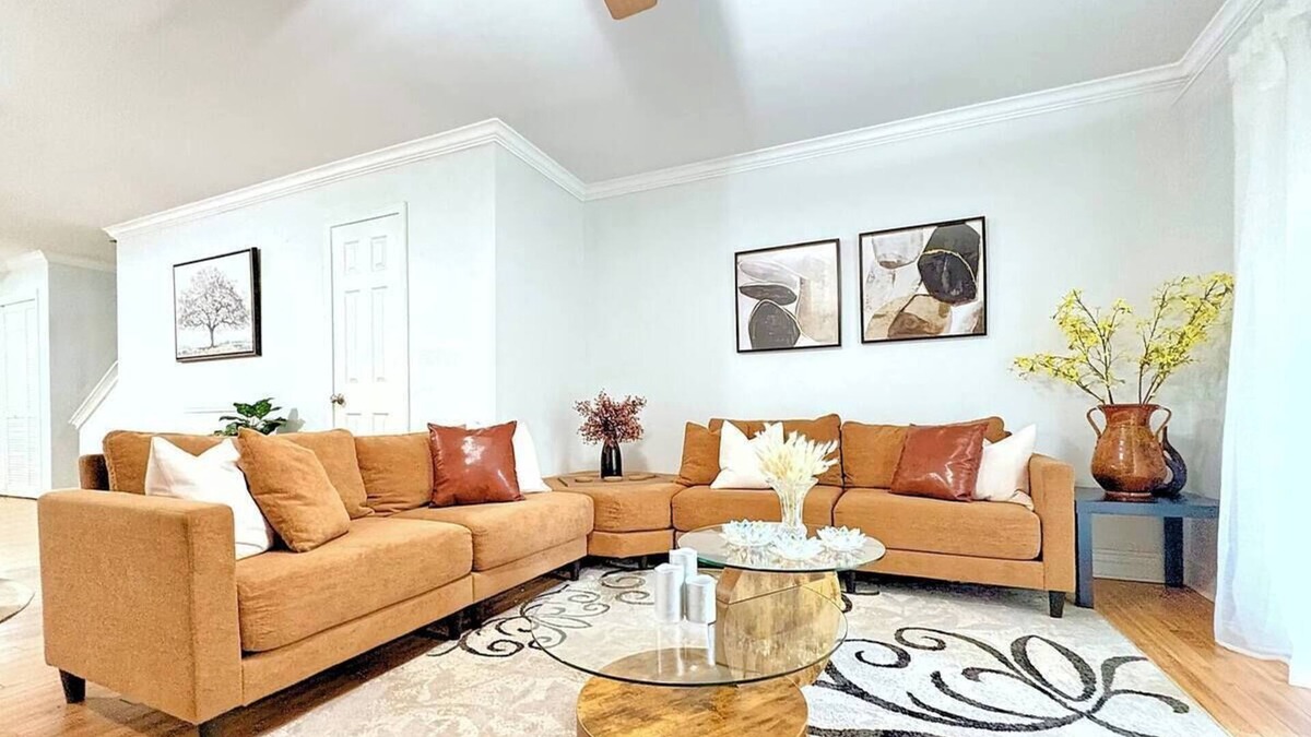Sunbeam House | Charming 2-bedroom townhome in lovely Jacksonville with AC, WiFi
