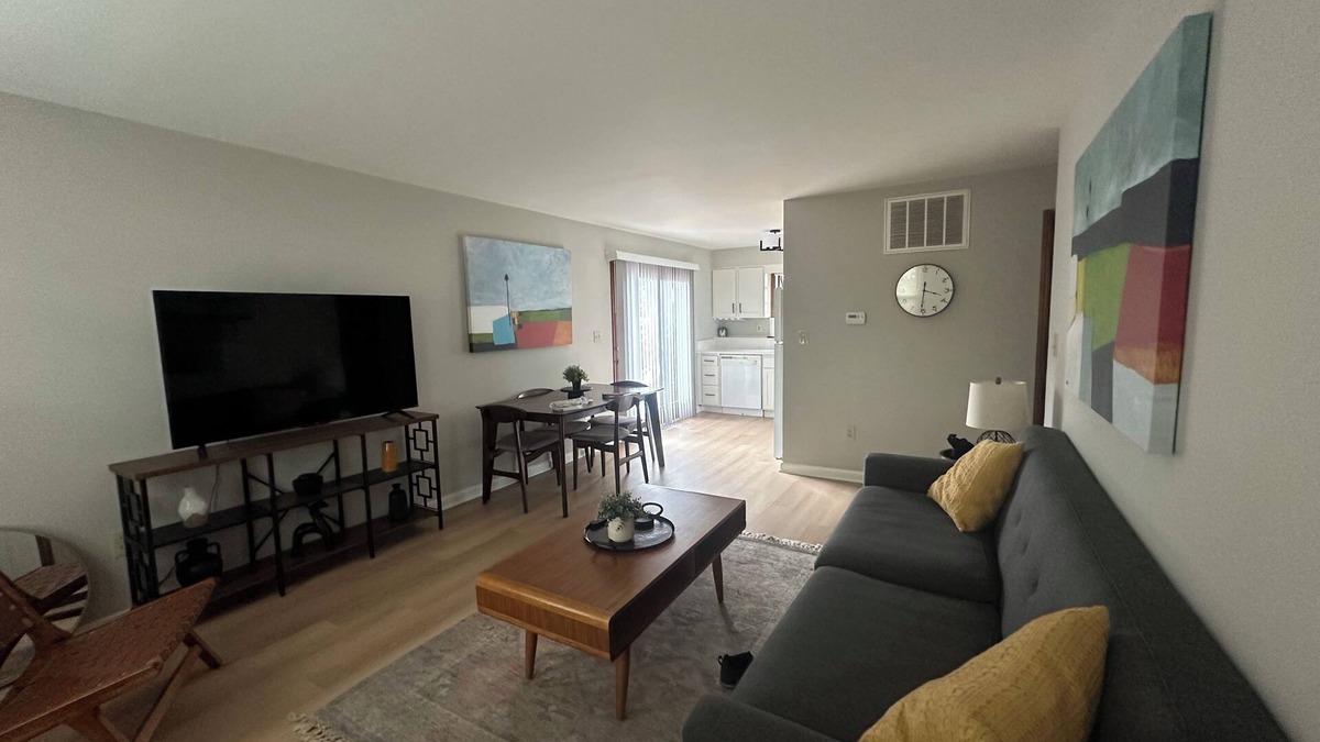 Libertyville Apartment | Charming 2 Bedroom Apartment in Libertyville