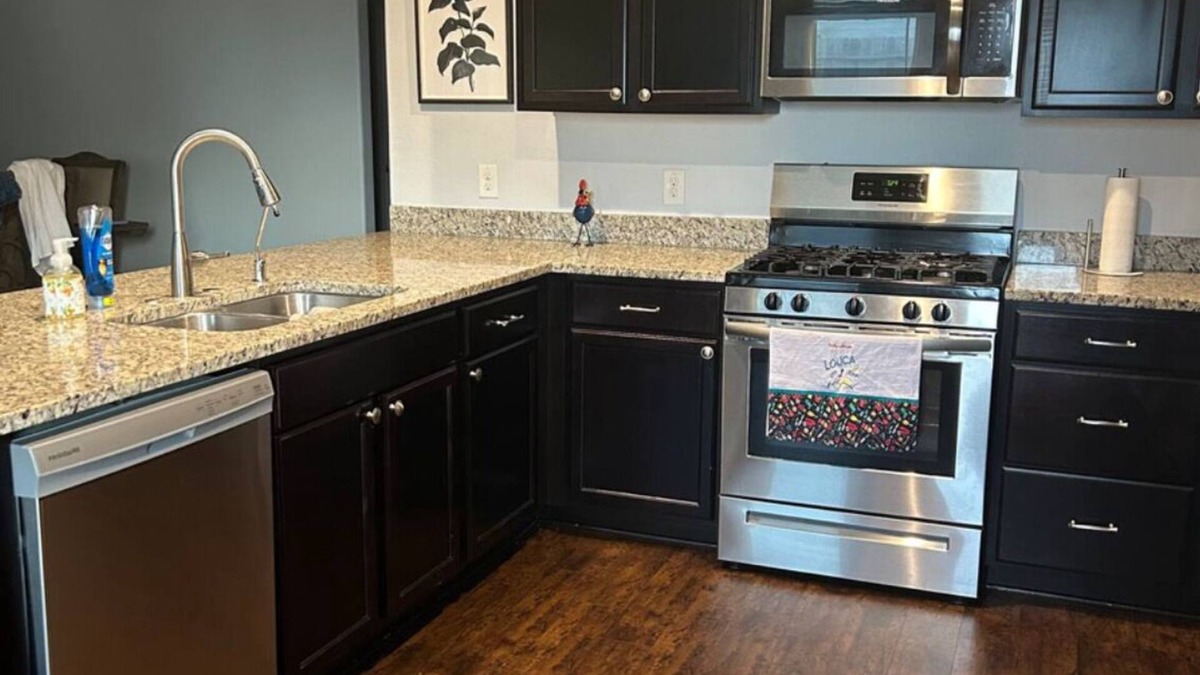 Conroe House | Charming 2-bedroom house in wonderful Roman Forest with AC