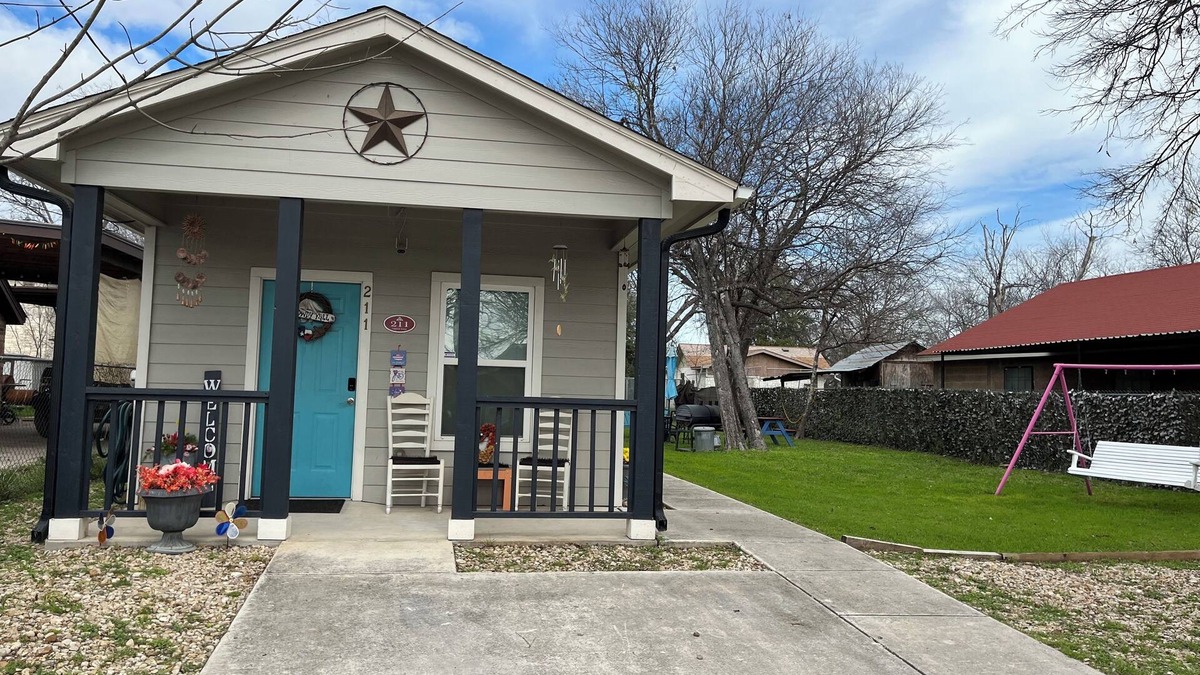 West San Antonio Cottage | Charming 2-bedroom Cottage close to Lackland AFB, Seaworld, Alamo Downtown SA