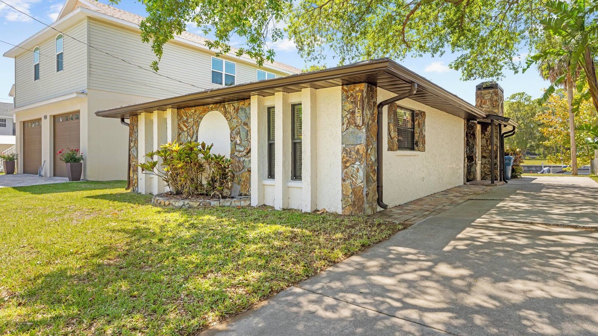 Weeki Wachee Gardens House | Charming 2-bedroom house in superb weeki wachee with WiFi, AC