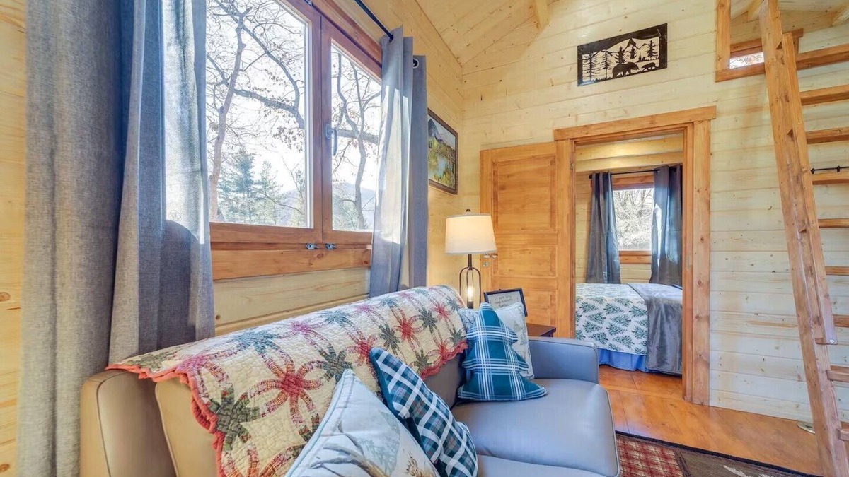 Waynesville Cottage | Charming 2-bedroom cottage with AC, WiFi in welcoming Waynesville