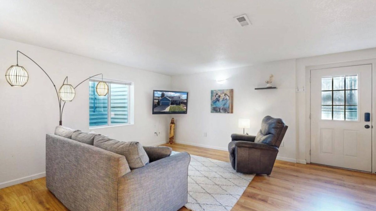 Westminster House | Charming 2-bedroom suite and Private Home Theater 7.2 dolby