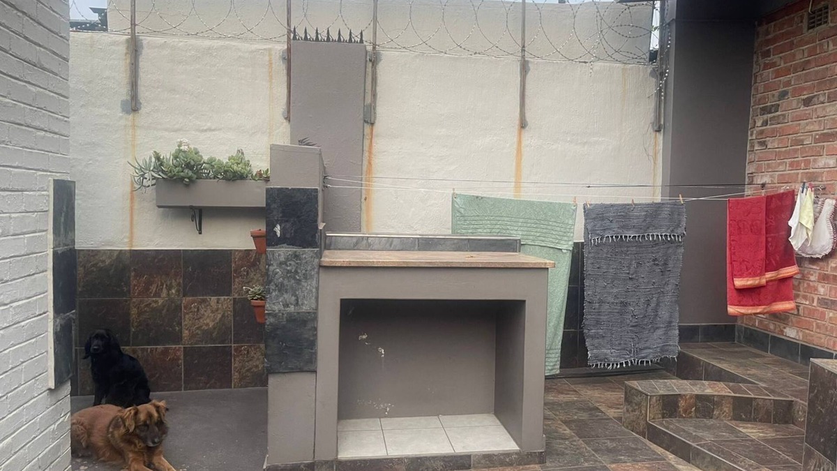 Greater Johannesburg Metropolitan Area House | Charming 2-bedroom house with fitness room and AC in lovely Johannesburg