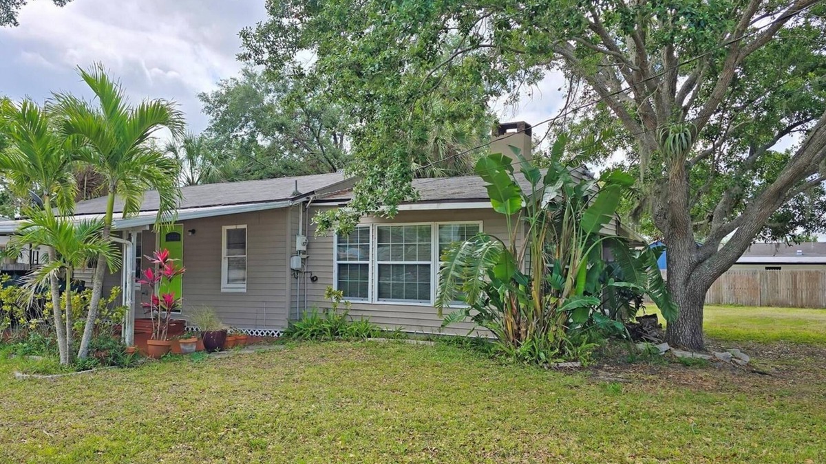 Southgate House | Charming 2 BR/2 B Bungalow on 1/3 acre with plenty of room for boat/RV parking