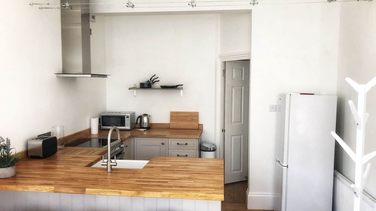 Worthing Apartment | Charming 2 br apartment next to worthing station, close to town and seafront