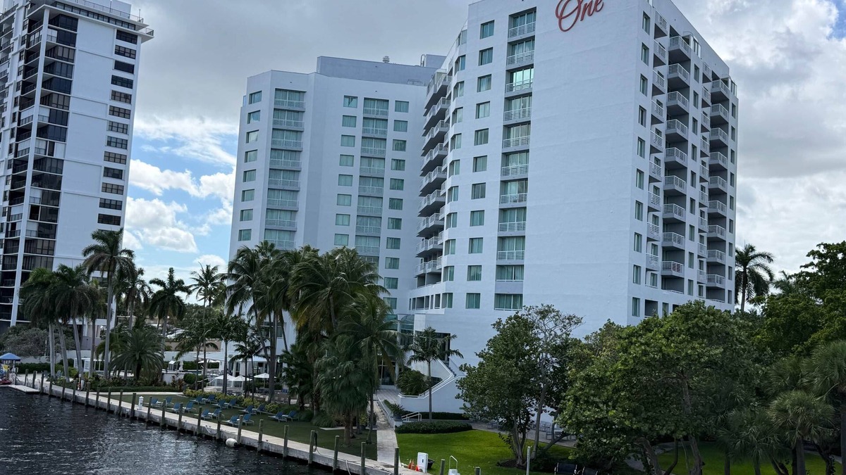 East Fort Lauderdale Condo | Charming 2-BR condo with, fitness room in Ft. Lauderdale and 2 blocks from beach