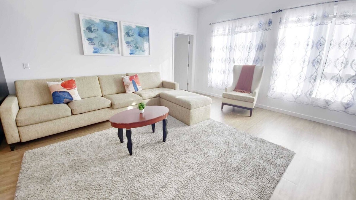 Little Tokyo House | Charming 2-BR Penthouse in marvelous Los Angeles with WiFi, AC, fitness room