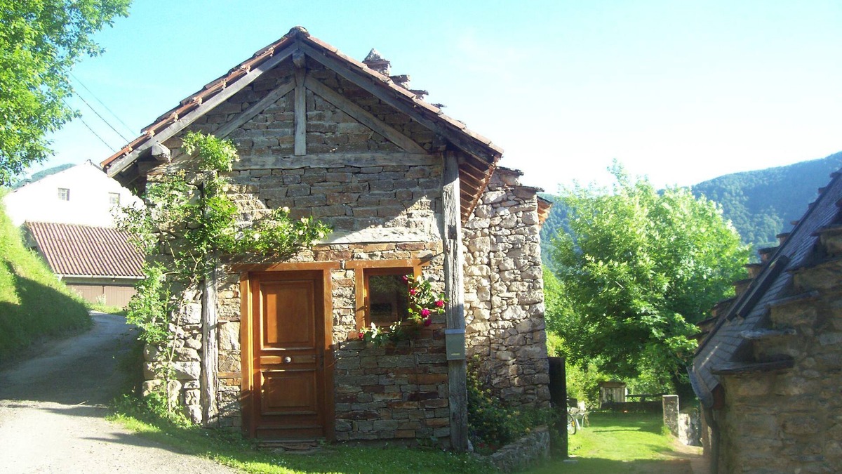 Oust House | Charming 2*mountain house, tastefully furnished in tranquil hamlet. Garden.
