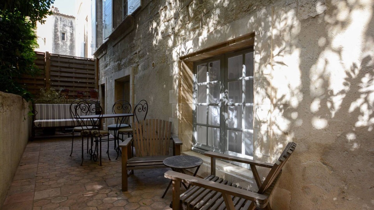 Avignon City Centre Apartment | Charming 2-room apartment classified 3 *at the foot of the palace, quiet, wooded terrace
