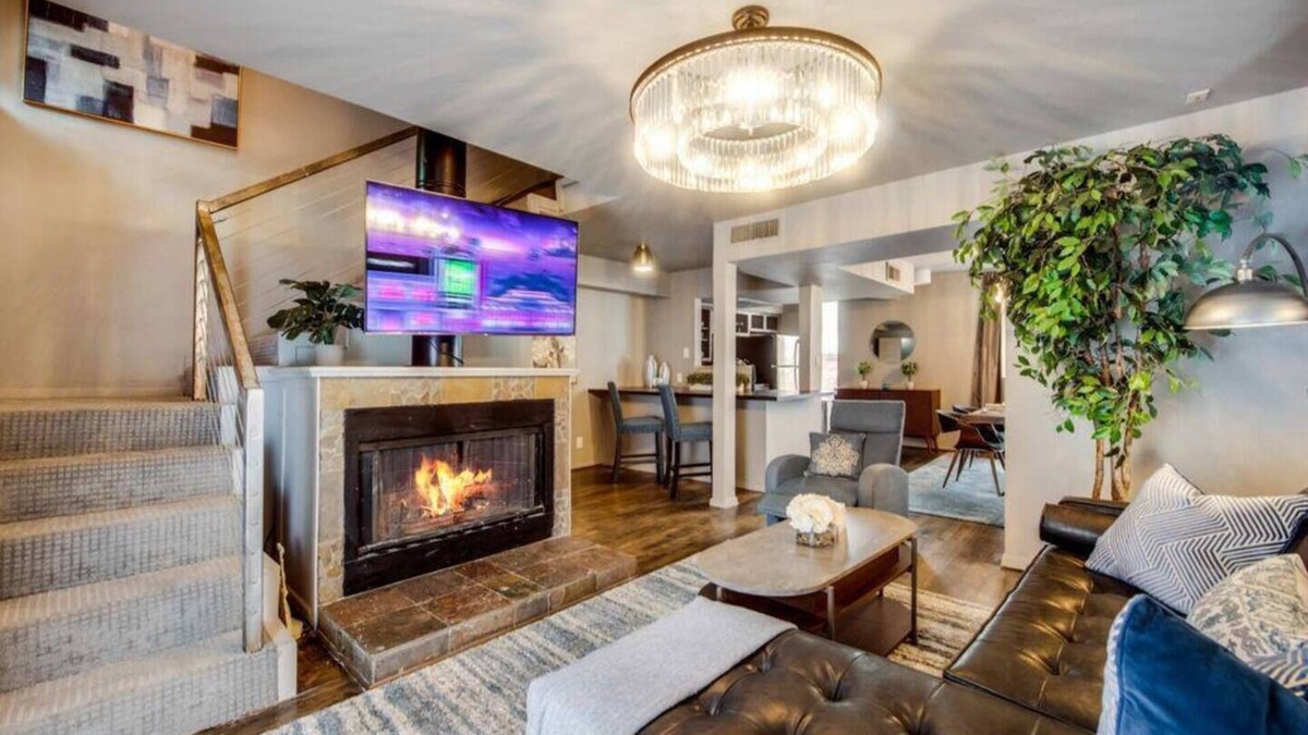 Old East Dallas Condo | Charming 2-story loft with dual king bedrooms near Historic Swiss Ave.
