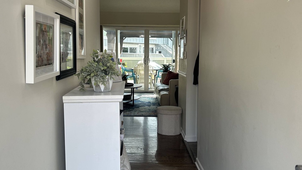 Lenexa House | Charming 2B/1Bth One Level TH -1 mile from I35-15 min. to Dntn KCMO.