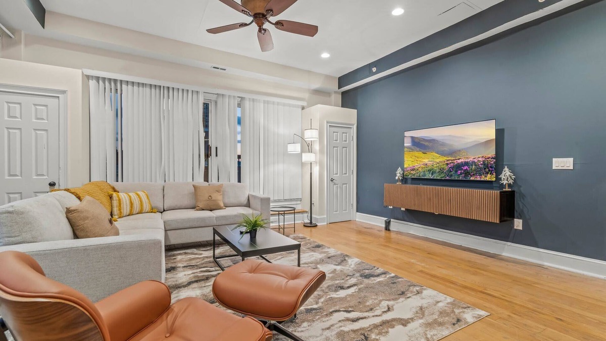 Old City Apartment | Charming 2BD by Independence Hall | Sleeps 6