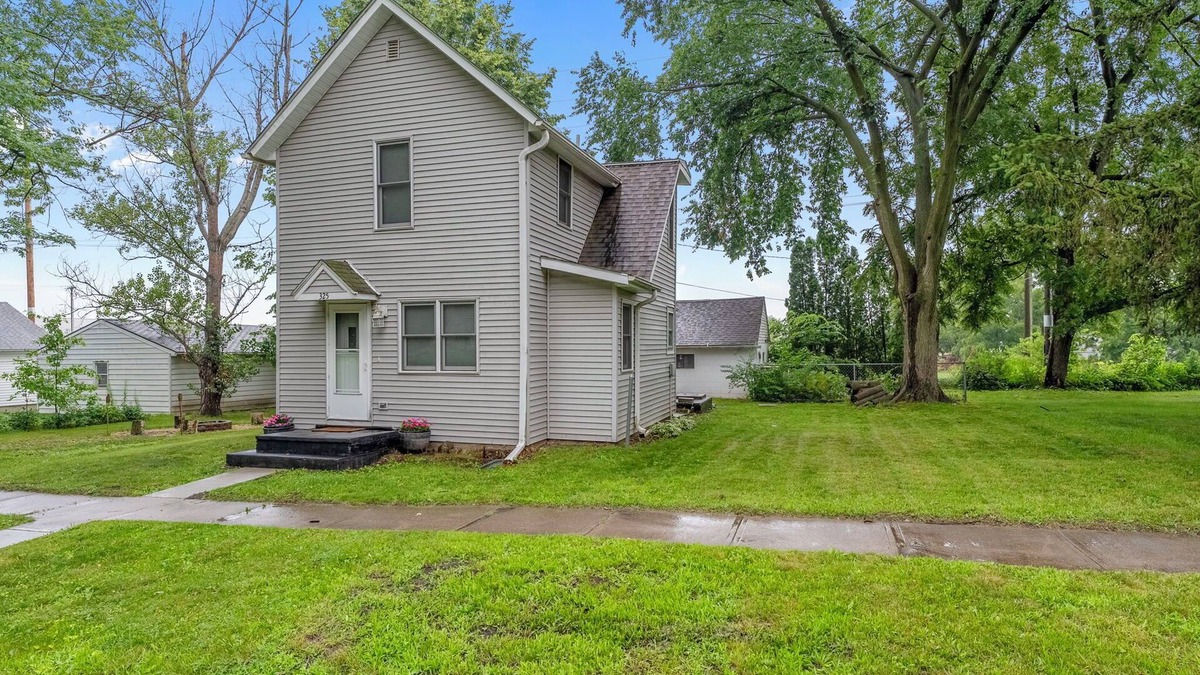 North Liberty House | Charming 2bed, 1.5bath home with fire pit, near trails, dining, and key landmark