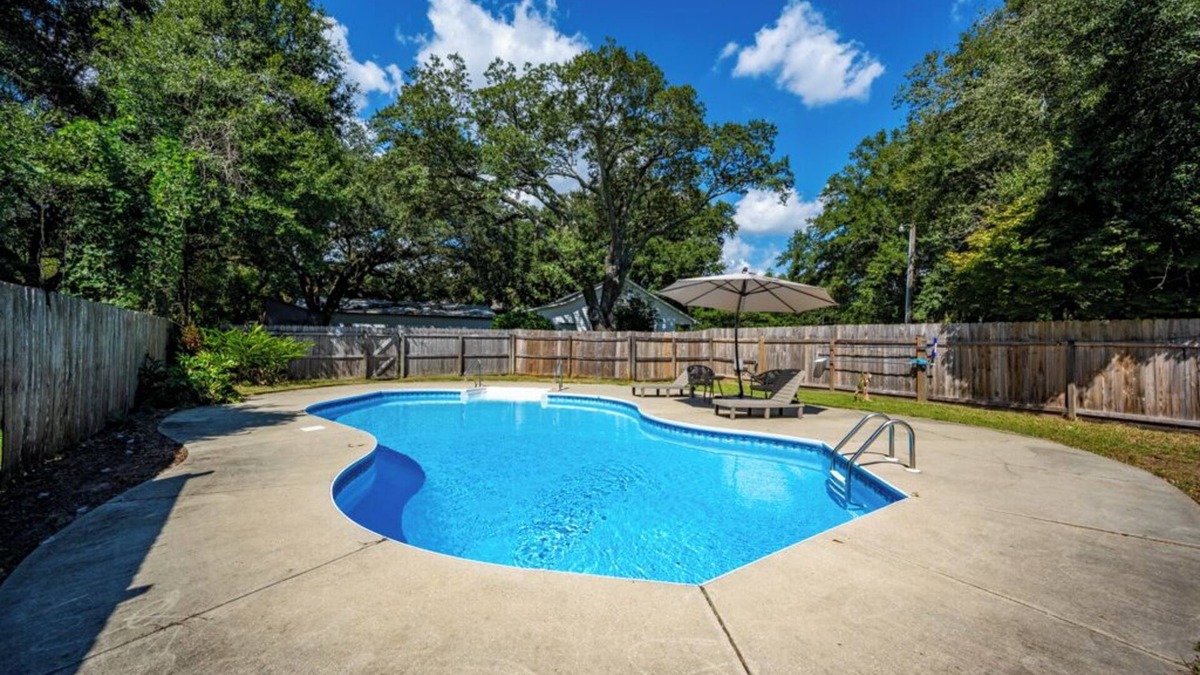 Florida Panhandle House | Charming 2bedroom house in amazing Pensacola w/Private Pool and 3/4 acre yard