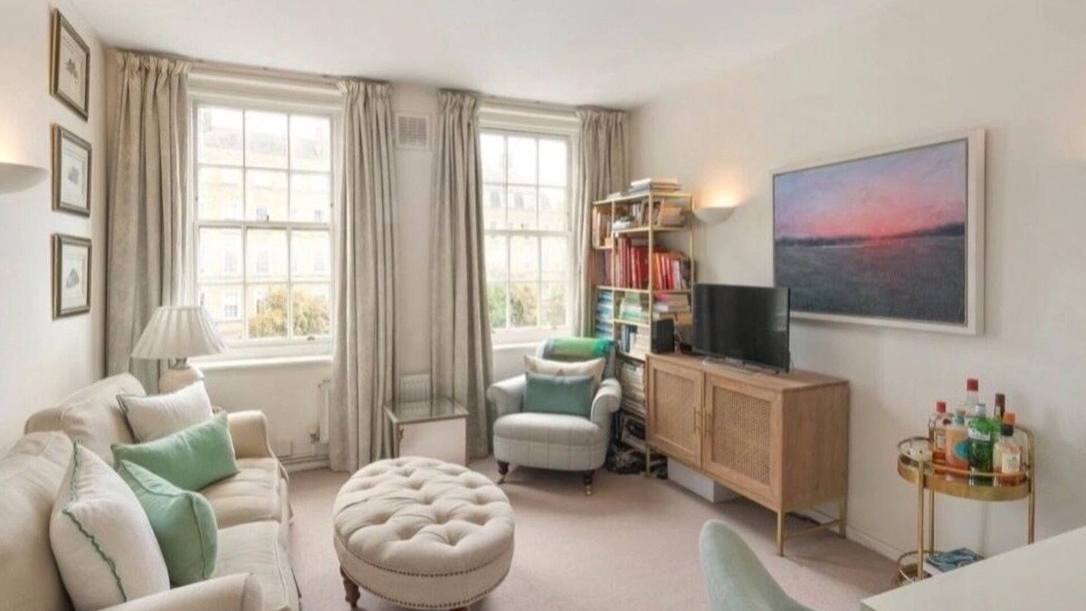 St. Mary's Park Apartment | Charming 2BR Battersea Flat in secure mansion block
