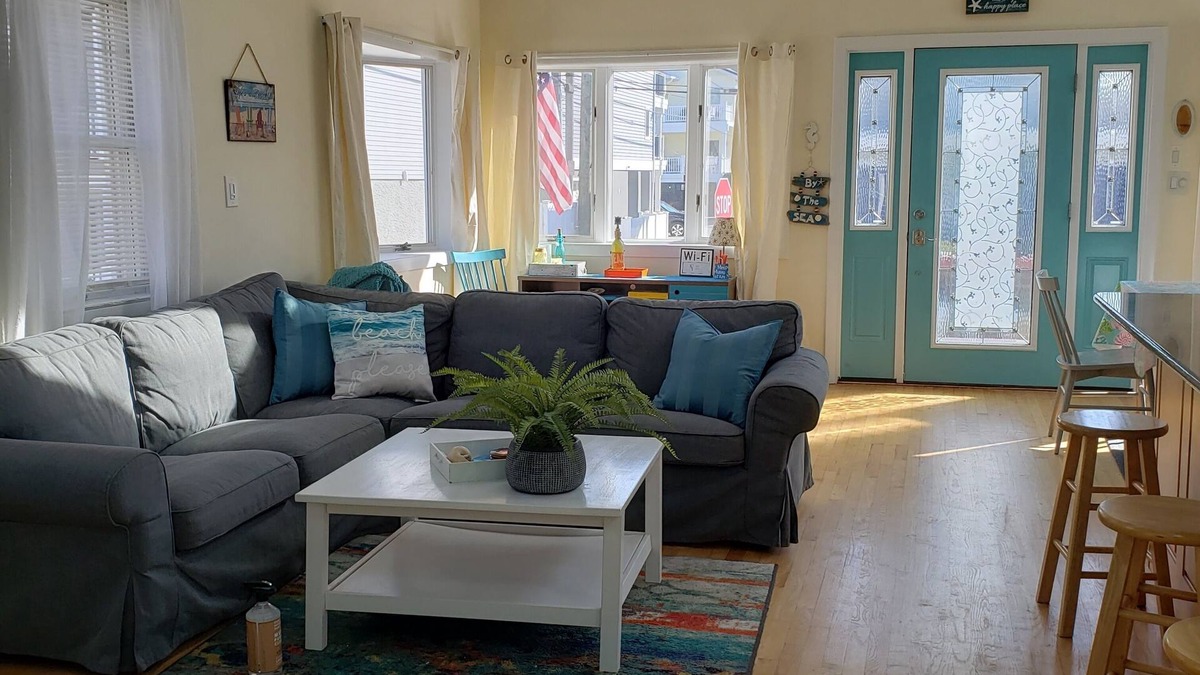 Long Beach House | Charming 2BR Beach Bungalow Steps to Beach Access