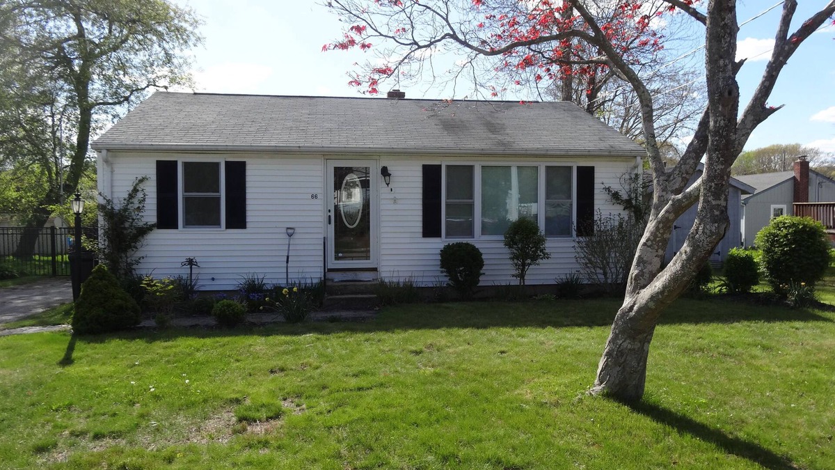 Narragansett House | Charming 2BR cottage, new deck, grill, AC, open floor plan, Washer/Dryer & MORE!