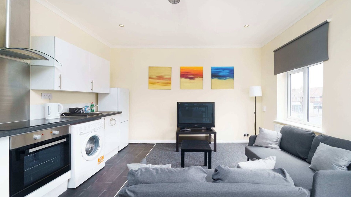 Hillingdon Apartment | Charming 2BR Flat in Uxbridge