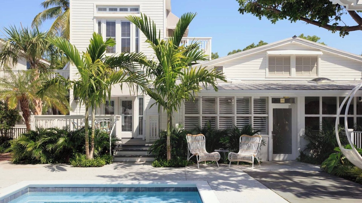 Old Town Hotel | Charming 2BR Stay, Ella’s | Garden Retreat w/Pool Access and Free Breakfast!