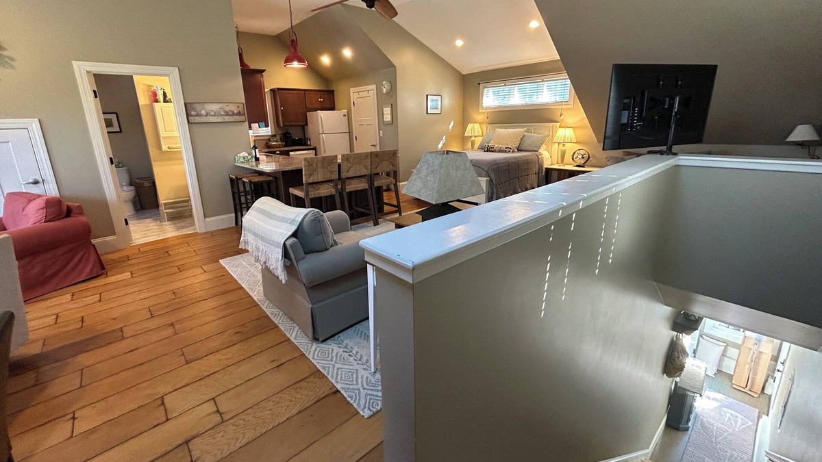 South Eliot Apartment | Charming 2nd floor studio in Eliot’s riverfront area with many amenities.