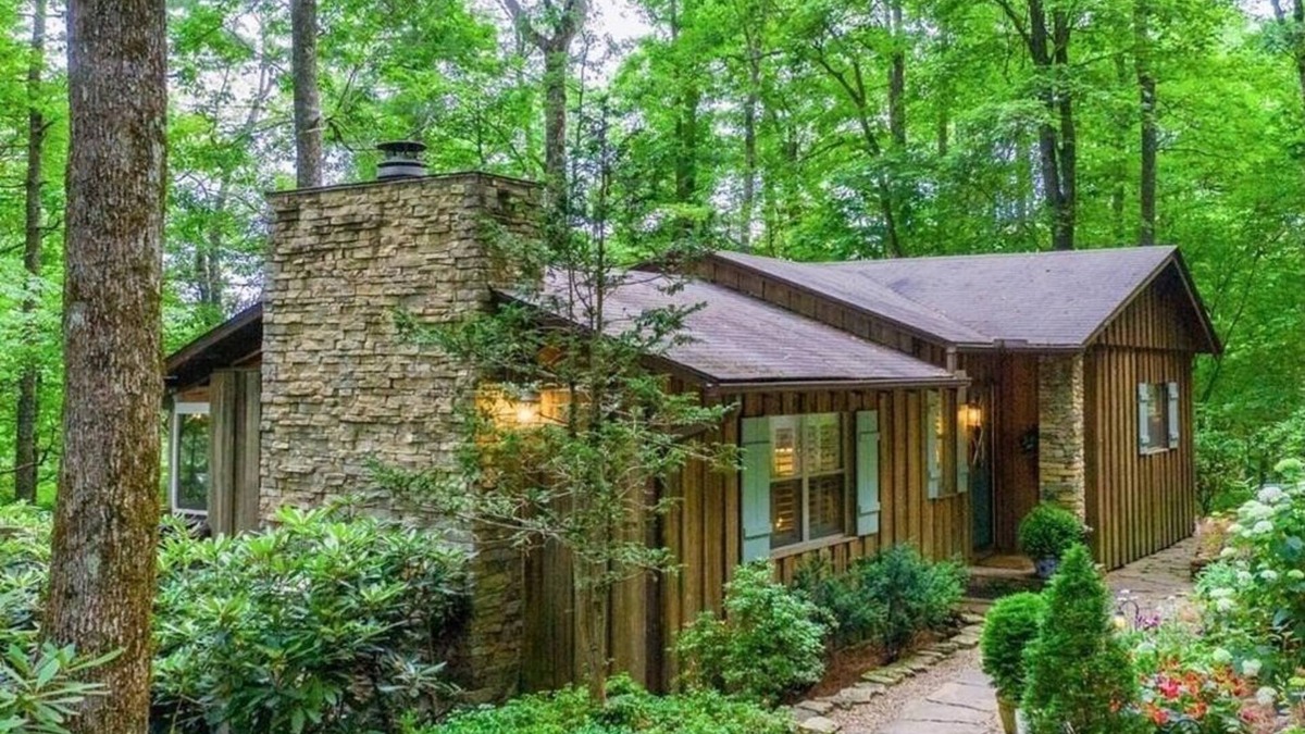 Mirror Lake House | Charming 3/2.5 Cottage in Mirror Lake Near Downtown!