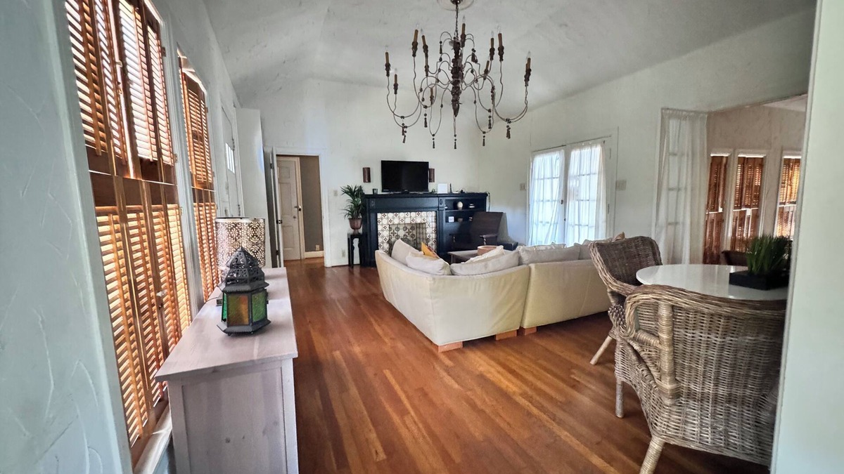 Barton Heights House | Charming 3-2 bedroom bungalow, WiFi, central AC, central Austin. Walkable! nnn