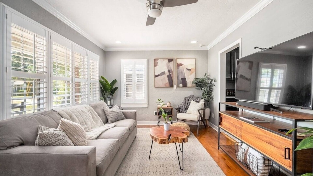 Lake Como House | Charming 3/2 Home | Near DT | King Bed | Fire Pit