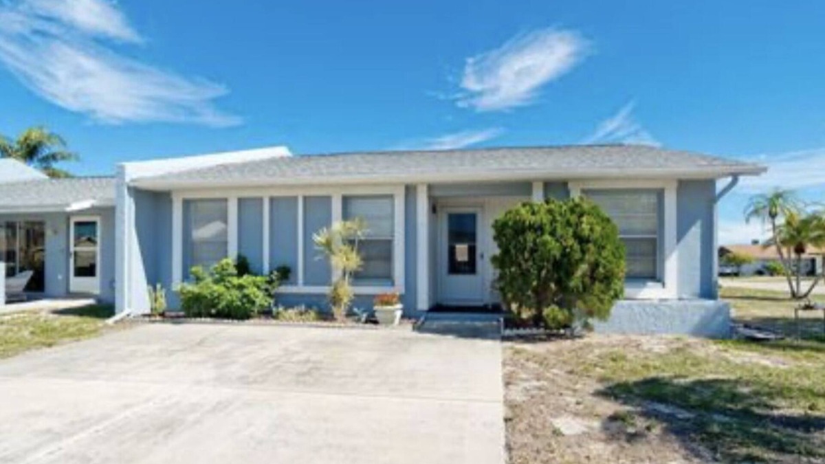South Bradenton Villa | Charming 3 bd 2 ba villa in cool Bradenton. WiFi AC laundry lanai community pool