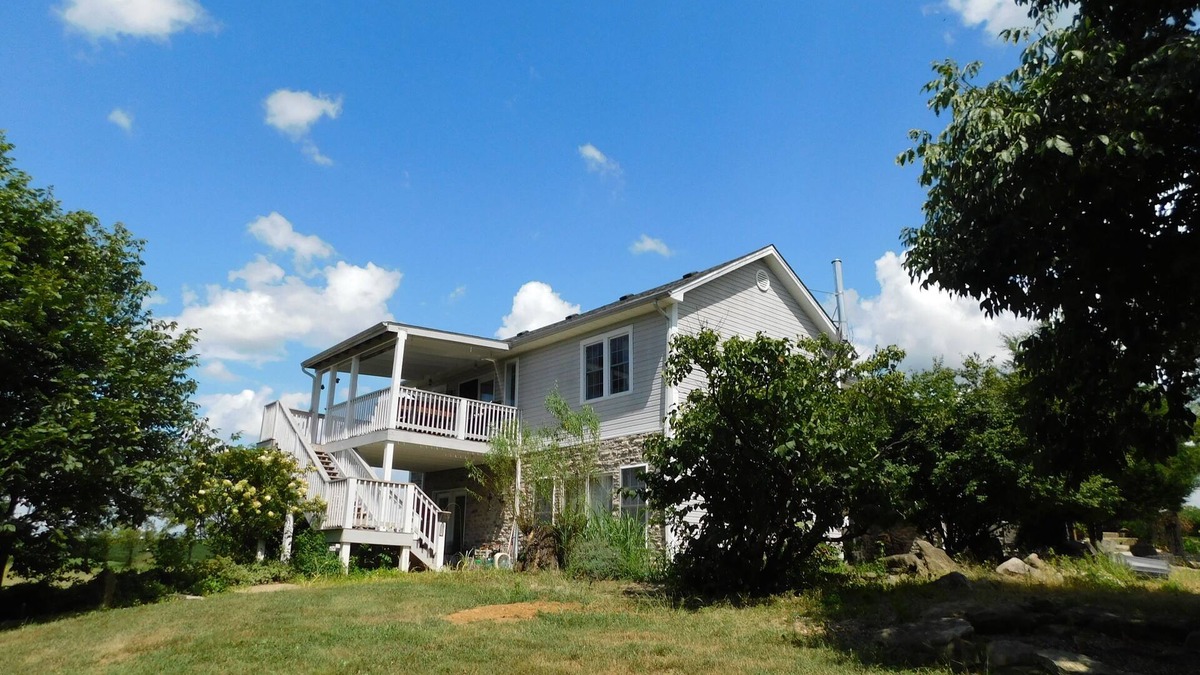 Coxs Creek Bed & Breakfast | Charming 3-bdrm B&B Rick House Retreat just outside of Bardstown.