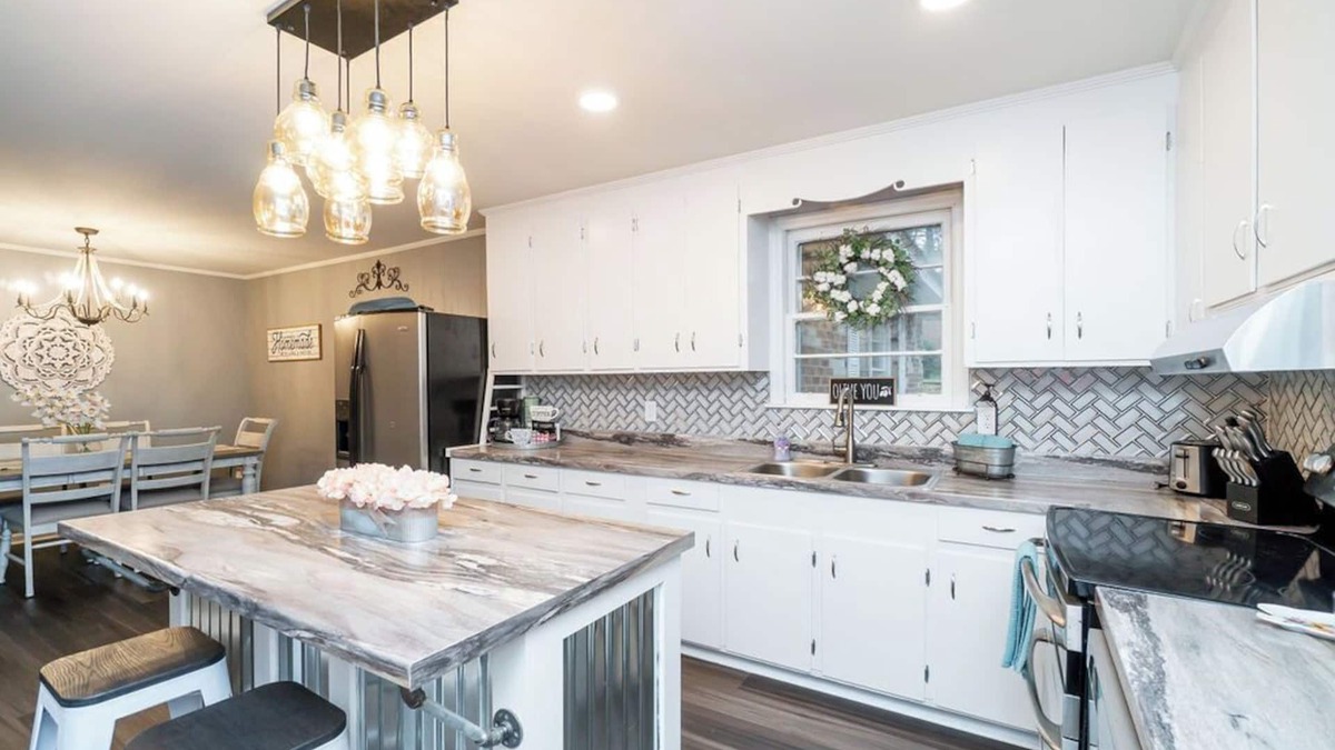 Warner Robins House | Charming 3 bdrm w/GAME ROOM & King Sized Bed and TV in Every Room