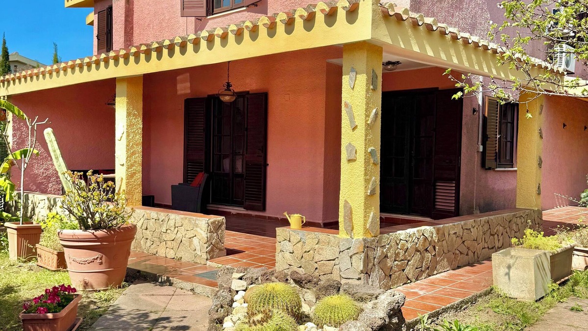Capitana Villa | Charming 3-bedroom villa with A/C, WIFI, Steps to Beach, Parking
