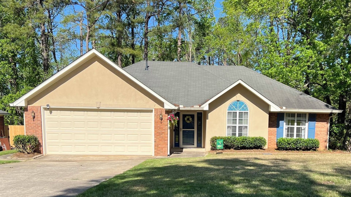 Martinez House | Charming 3 Bed/2 Bath Bungalow for Masters